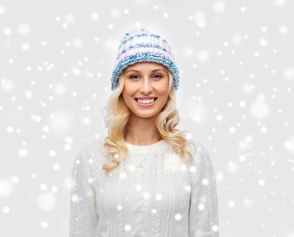 Kış şapka ve kazak gülümseyen genç kadın — Stok fotoğraf