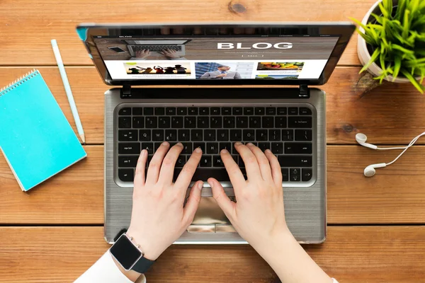 Close up of woman blogging on laptop — Stock Photo, Image