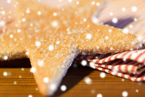 星のジンジャーブレッドのクッキーとタオルのクローズ アップ — ストック写真