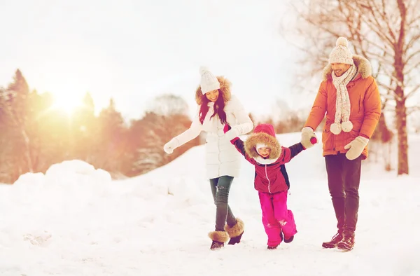 Familia feliz en ropa de invierno caminando al aire libre —  Fotos de Stock