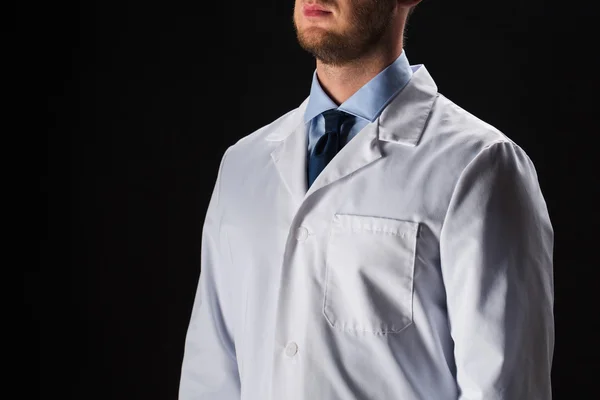 Gros plan du médecin masculin en manteau blanc — Photo
