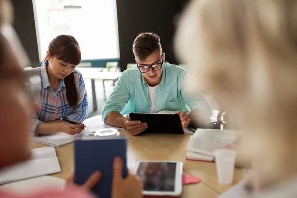 Groep van middelbare scholieren met tablet pc — Stockfoto