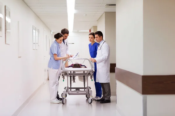 Les médecins avec une femme sur le brancard de l'hôpital à l'urgence — Photo