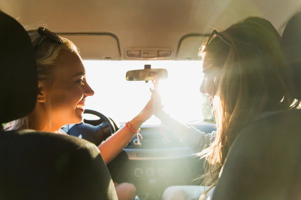 Meninas adolescentes felizes ou mulheres dirigindo no carro — Fotografia de Stock