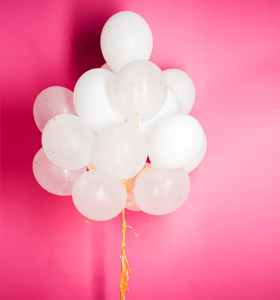 Primer plano de globos de helio blanco sobre rosa —  Fotos de Stock
