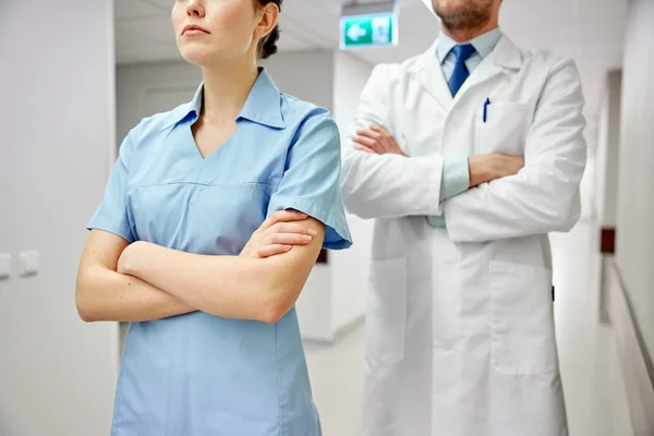 Gros plan du médecin et de l'infirmière dans le couloir de l'hôpital — Photo