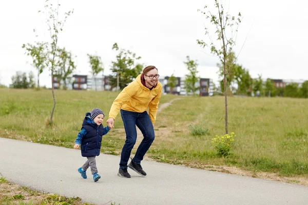 Gelukkig vader en zoontje buiten wandelen — Stockfoto