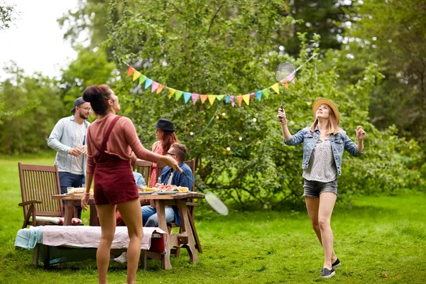 Amici felici che giocano a badminton al giardino estivo — Foto Stock