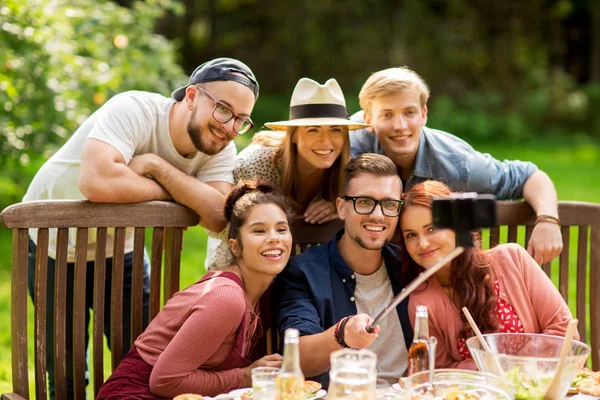 Vrienden nemen selfie op feestje in de zomertuin — Stockfoto