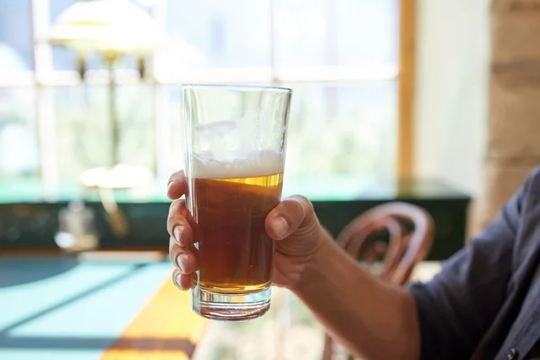 Close up de homem bebendo cerveja no bar ou pub — Fotografia de Stock