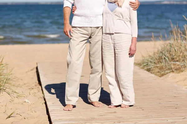 Close up de casal sênior abraçando na praia de verão — Fotografia de Stock