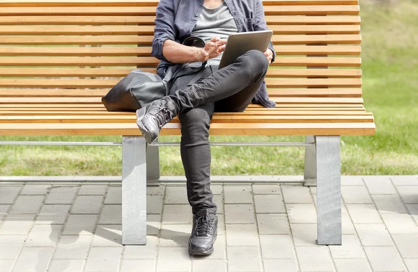 Close up van man met tablet pc zittend op de Bank — Stockfoto