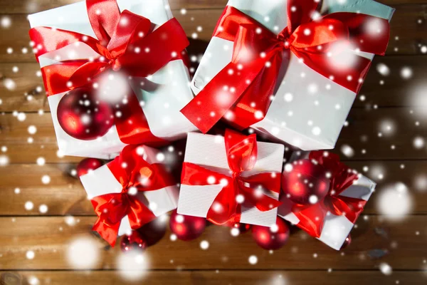 Close up of gift boxes and red christmas balls — Stock Photo, Image