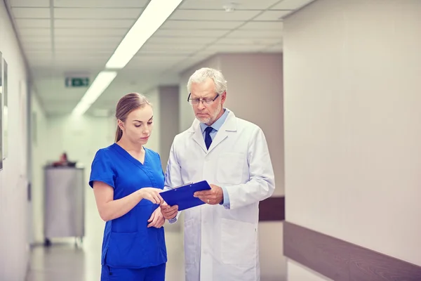 Ledande läkare och sjuksköterska med TabletPC på sjukhus — Stockfoto