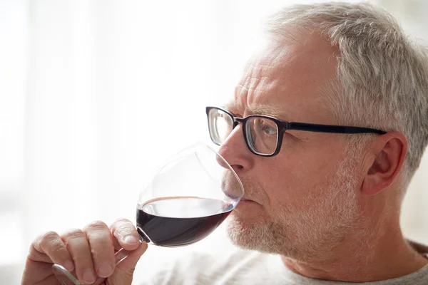 Close up of senior man drinking wine from glass — Stock Photo, Image