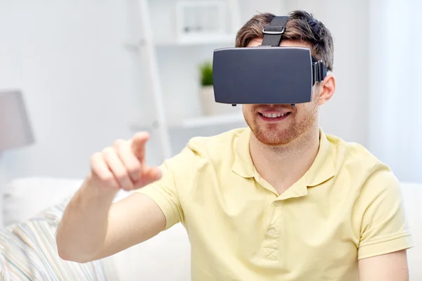 Fiatal férfi 3D-s szemüveg vagy a virtuális-valóság sisak — Stock Fotó