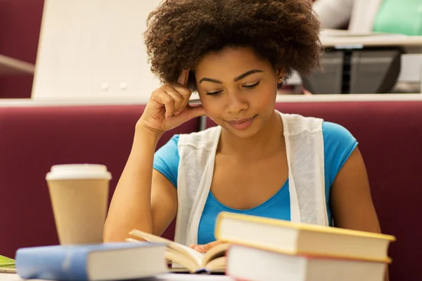 Estudante menina com livros e café em palestra — Fotografia de Stock