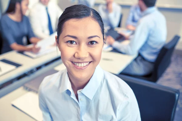 Gruppo di imprenditori sorridenti che si incontrano in ufficio — Foto Stock