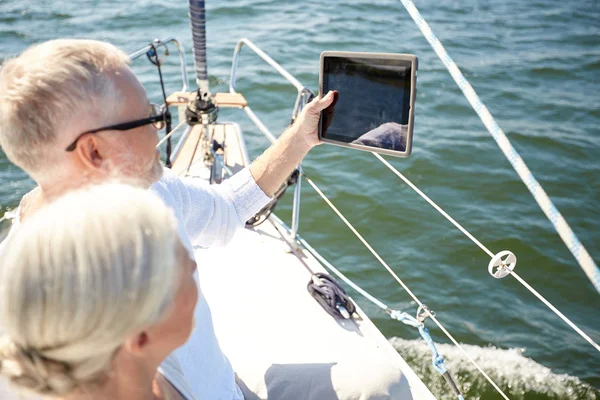 Starszy para z komputera typu tablet na żagiel łodzi lub jachtu — Zdjęcie stockowe