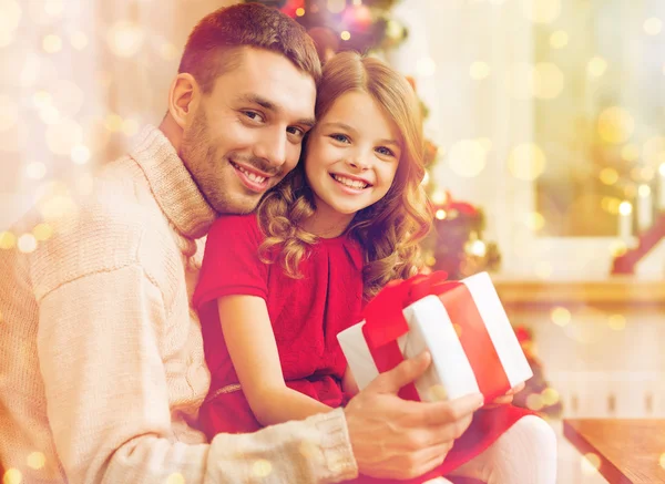 Sorrindo pai e filha segurando caixa de presente — Fotografia de Stock