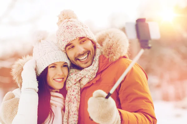 Casal feliz tomando selfie por smartphone no inverno — Fotografia de Stock