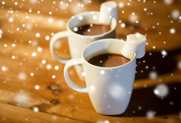 Tassen heiße Schokolade mit Eibisch auf Holz — Stockfoto