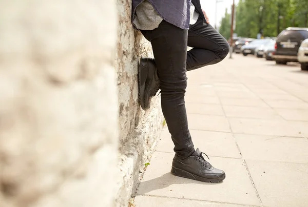 Zbliżenie na człowieka stojącego na street wall — Zdjęcie stockowe