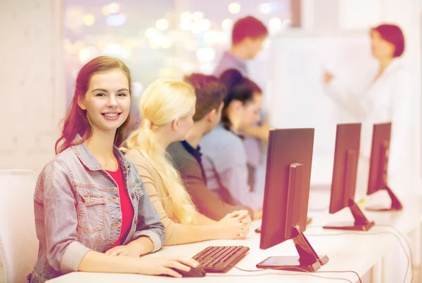 Sorridente ragazza adolescente con compagni di classe e insegnante — Foto Stock