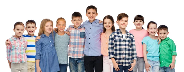 Grupp med glada leende barn kramas över vita — Stockfoto