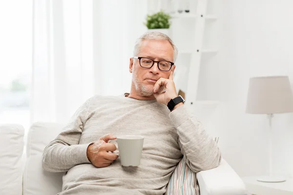 Hombre mayor con taza de té en casa — Foto de Stock