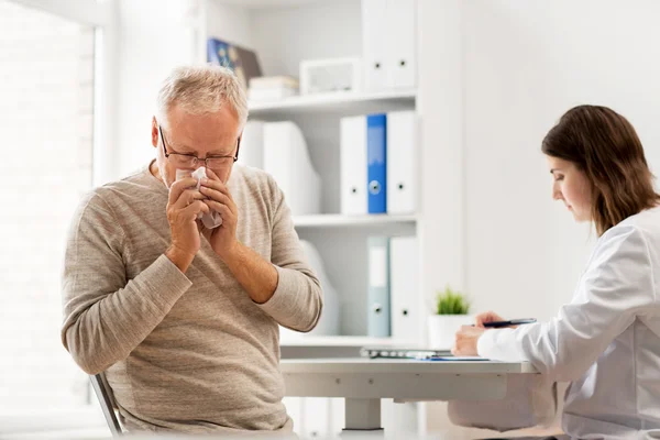 Seniorin und Arzt treffen sich im Krankenhaus — Stockfoto