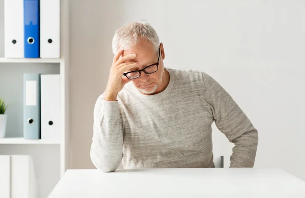 Seniorchef sitzt am Tisch — Stockfoto