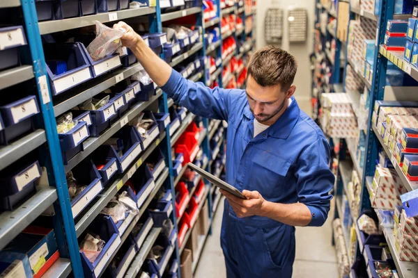 Meccanico o fabbro con tablet pc in officina — Foto Stock