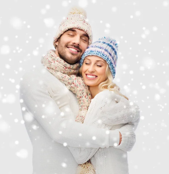 Sorrindo casal em roupas de inverno abraçando — Fotografia de Stock