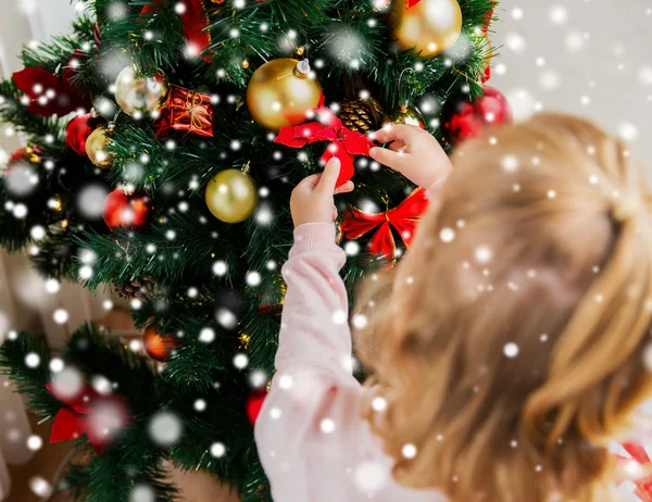 Close up van kind versieren kerstboom — Stockfoto