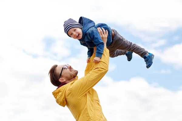 Батько з сином грає і розважається на відкритому повітрі — стокове фото