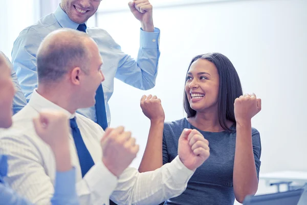 Lächelnde Geschäftsleute treffen sich im Büro — Stockfoto