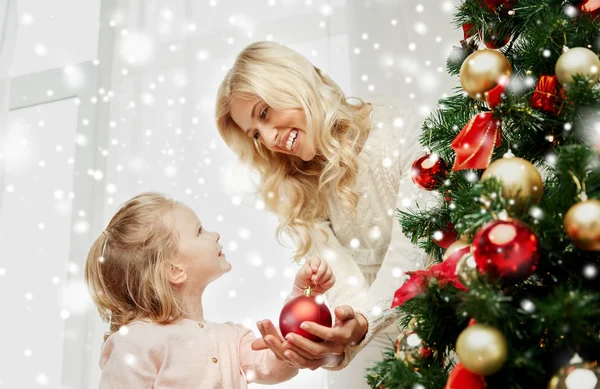 Famiglia felice decorazione albero di Natale a casa — Foto Stock