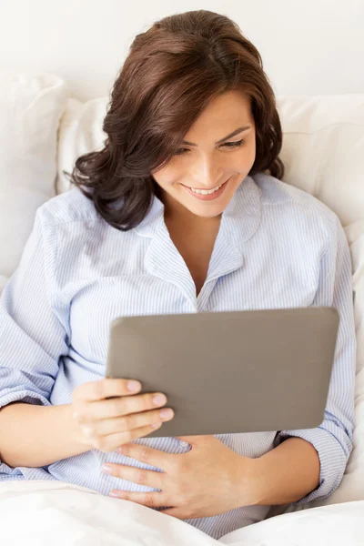 Felice donna incinta con tablet pc a casa — Foto Stock