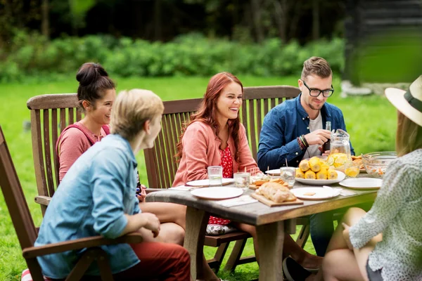 Glückliche Freunde beim Abendessen bei sommerlicher Gartenparty — Stockfoto