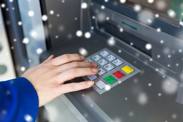 Close up van hand invoeren van de pin-code op contant geldmachine — Stockfoto