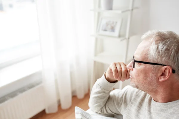 Zbliżenie na starszy człowiek w okularach myślenia — Zdjęcie stockowe