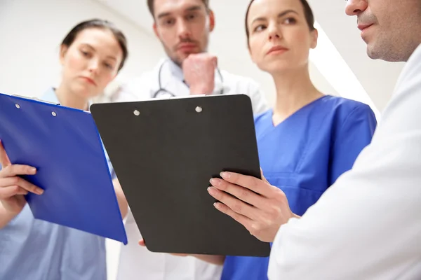 Close up of doctors with clipboard at hospital — Stock Photo, Image