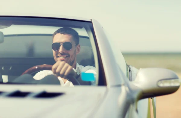 Homme heureux conduisant voiture cabriolet à l'extérieur — Photo