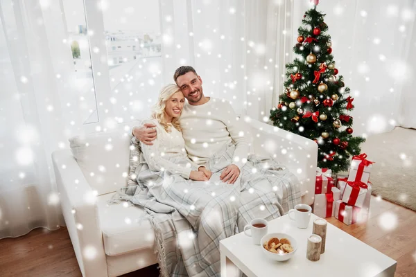 Lyckliga par hemma med julgran — Stockfoto