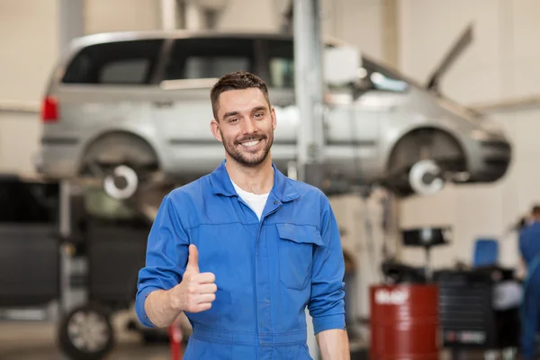 Homem mecânico auto feliz ou ferreiro na oficina do carro — Fotografia de Stock