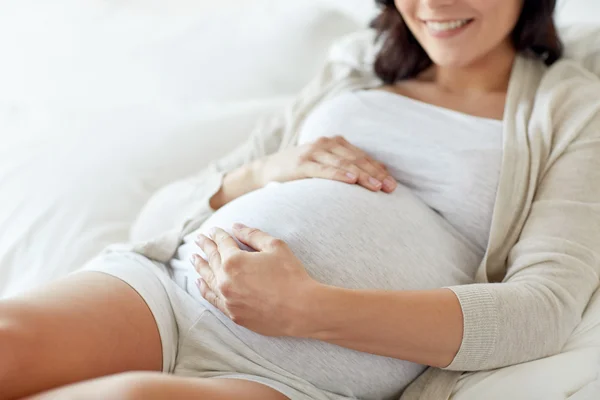 Primo piano di felice donna incinta a letto a casa — Foto Stock