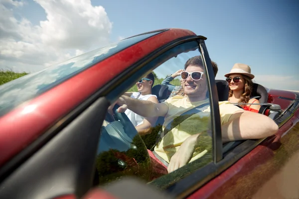 Amis heureux conduisant en voiture cabriolet — Photo