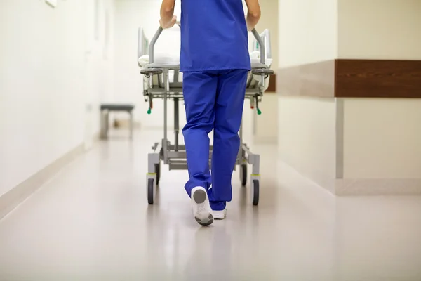 Enfermeira transportando maca do hospital para a sala de emergência — Fotografia de Stock