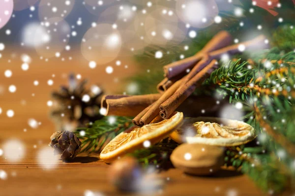 Vánoční jedle větev, skořice a sušený pomeranč — Stock fotografie